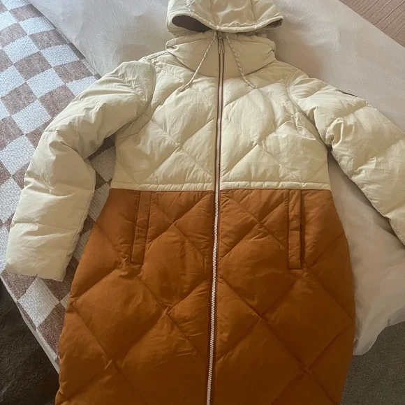 WOMEN'S BURTON CHESCOTT DOWN JACKET. SIZE LARGE. NEVER BEEN WORN.